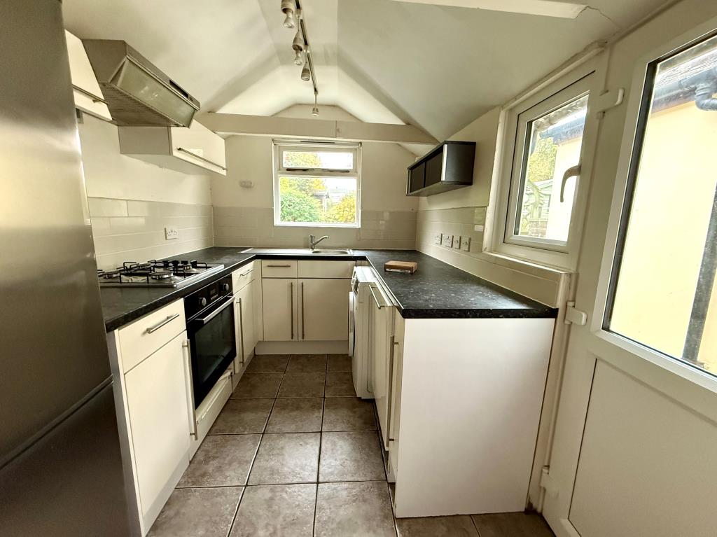 Lot: 110 - END-TERRACE HOUSE WITH OFF ROAD PARKING - Kitchen with access to garden
